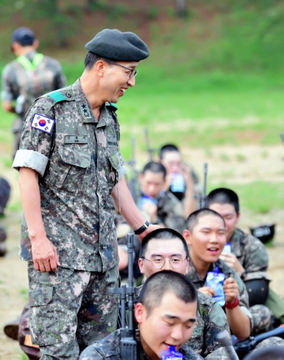 [사진설명]육군훈련소 재직당시 구재서 소장이 장병들과 함께하고 있다