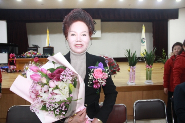 [사진설명]조순란 한국자유총연맹 부천지회 여성협의회장이 기념사진찍고있다.