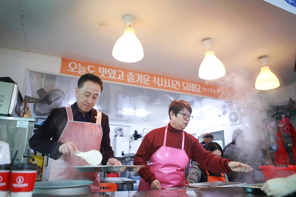 ▲ 김홍성 의장이 설날 앞두고 급식소 봉사로 이웃사랑을 실천하고 있다.