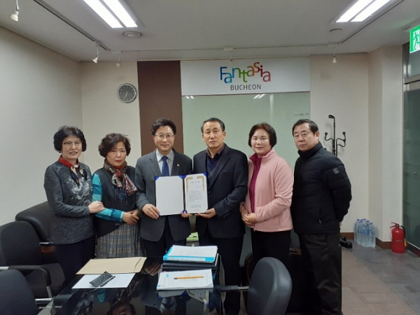 [사진설명]김주삼 의원이 소사역 푸르지오아파트 주민들로부터 감사장을 받고 있다.