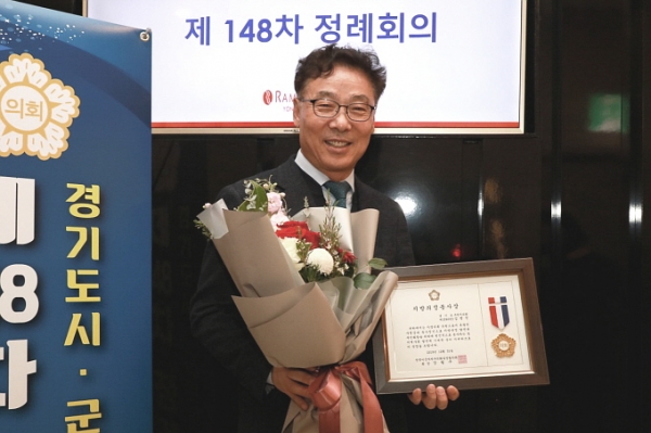 [사진설명]김병전 재정문화위원장이 지방의정봉사상을 수상한 후 기념촬영하고 있다.