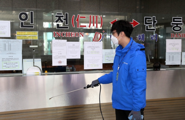 방역관리업체 직원들이 4일 오전 인천시 중구 인천항 제1국제여객터미널에서 신종 코로나바이러스 감염증(우한 폐렴)에 대한 방역 작업을 하고 있다.