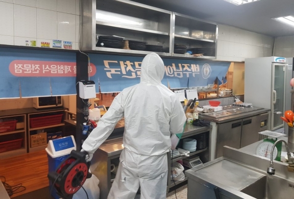 [사진설명]부천 중동 '박주남 해물천국' 음식점에서 방역복을 입은 방역전문업체 직원이 소독을 하고 있다.
