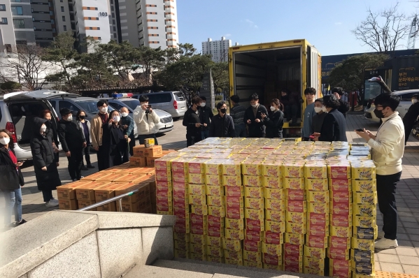 [사진설명]부천 원미동성당에서 즉석밥 2,500개와 컵라면3,750개를 기탁했다