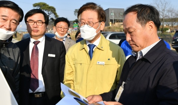 ▲ 양평 거북섬 하천·계곡 불법시설물 철거 현장을 점검중인 이재명 지사