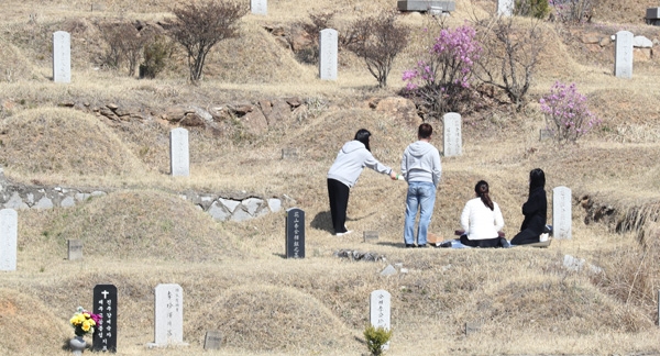 ▲ 한식인 5일 경기도 파주시 광탄면 용미리 서울시립묘지를 찾은 성묘객들이 성묘를 하고 있다.