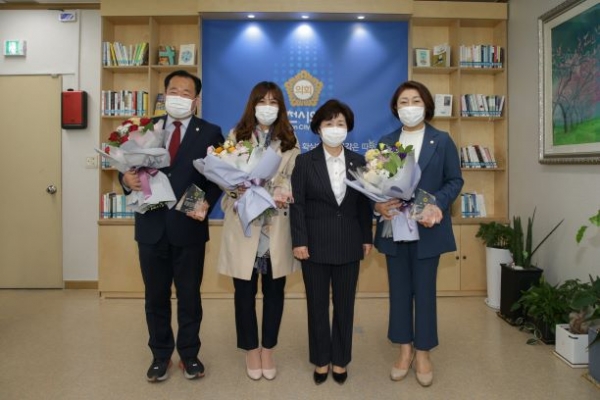 [사진 설명](왼쪽부터) 이상윤 의원, 홍진아 의원, 김동희 의장, 임