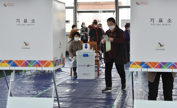 ▲ 제21대 국회의원선거 투표일인 15일 경기 수원시 권선구 세류동 게이트볼장에 마련된 투표소에서 유권자들이 투표를 하고 있다.