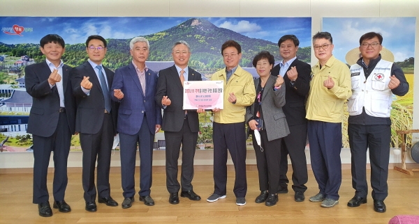 [사진설명]한국농축산연합회 회원 단체는 4월 17일 오후 경북도청을 방문해 대구·경북 지역민을 위한 코로나19 구호물품(KF-94 마스크 1만 장)을 기부했다.