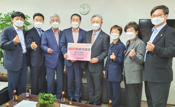 [사진설명]한국농축산연합회 회원 단체는 4월 17일 오전 대구시청을 방문해 대구·경북 지역민을 위한 코로나19 구호물품(KF-94 마스크 1만 장)을 기부했다