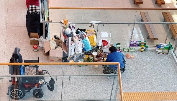 ▲ 지난 8일 인천공항 제2여객터미널 입국장 한켠에서 60대 노숙인이 자신의 짐을 이곳으로 옮겨 사용하고 있다.