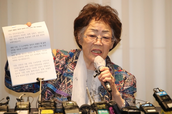 ▲ 일본군 위안부 피해자인 여성인권운동가 이용수 할머니가 25일 오후 대구 수성구 인터불고호텔에서 기자회견을 하고 있다.