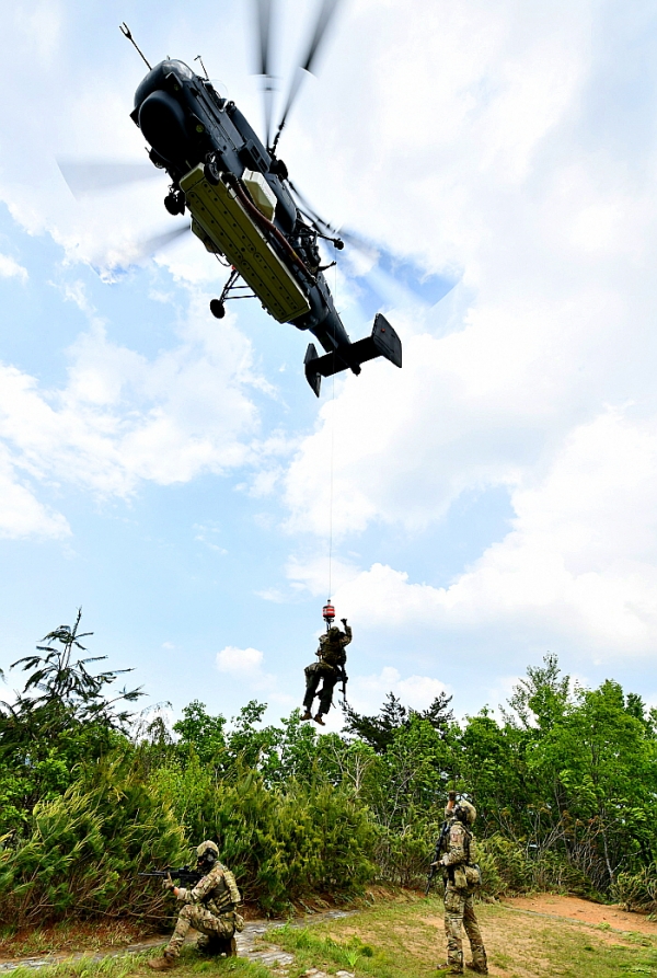 ▲ 공군 6탐색구조비행전대 항공구조사가 5월 26일 강원도 영월 산악지역에서 HH-32 탐색구조헬기에서 조난당한 조종사를 호이스트(Hoist)로 연결해 끌어올리고 있다