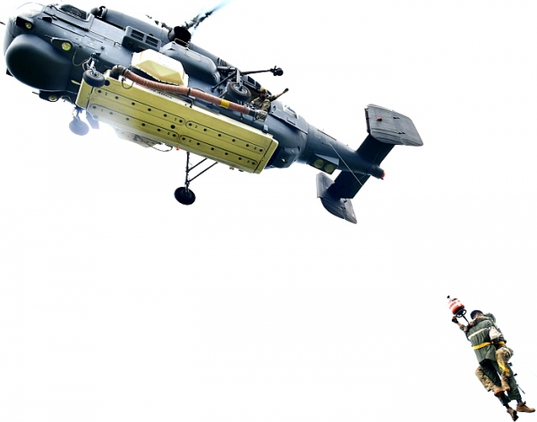 ▲ 공군 6탐색구조비행전대 항공구조사가 5월 26일 강원도 영월 산악지역에서 HH-32 탐색구조헬기에서 조난당한 조종사를 호이스트(Hoist)로 연결해 끌어올리고 있다.