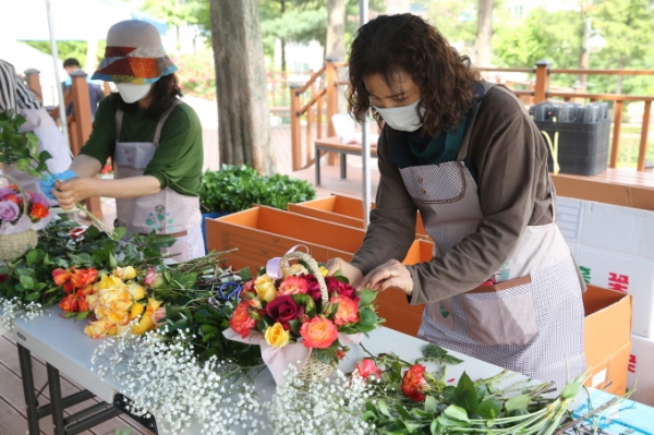 [사진설명]도당공원 내 장미를 활용한 꽃바구니 제작 모습