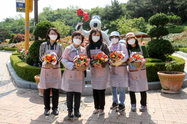 [사진설명]절화된 장미로 위로를 전하는 꽃바구니를 제작한 재능기부자들의 모습