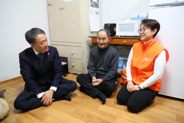 ▲박능후 보건복지부 장관이 올 2월 부천시 어르신들을 방문, 대화를 나누고 있다.