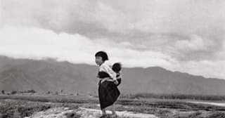 [사진설명]전쟁이 끝난 1950년대, 갓난아이를 업은 채 아무 것도 없는 시골 들판에서 울고 있는 북한의 어린이. 전쟁 직후 북한을 방문했던 프랑스의 사진가 겸 영화감독 크리스 마커가 촬영 (눈빛출판사)