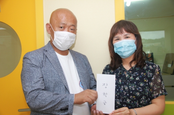 ▲ 오용제 회장이  그린지역아동센터 김종옥 센터장에게 후원금을 전달하고 있다.