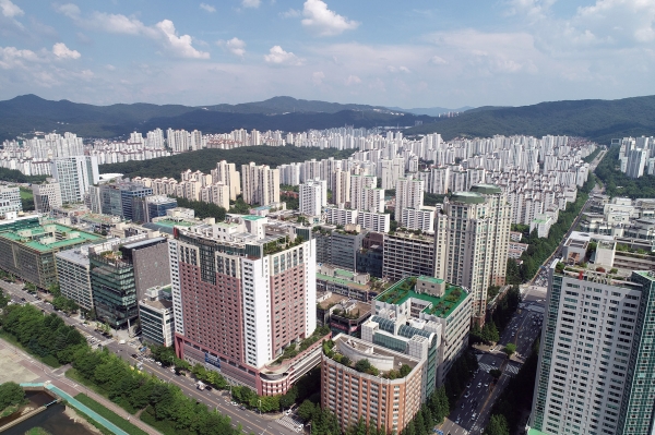 ▲ 공동주택 리모델링 기본계획 재정비에 들어간 성남시.(사진은 수내동, 서현동 일대 아파트 단지 전경)