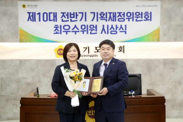[사진설명]이혜원 의원, 제10대 전반기 기획위 최우수위원상 수상사진