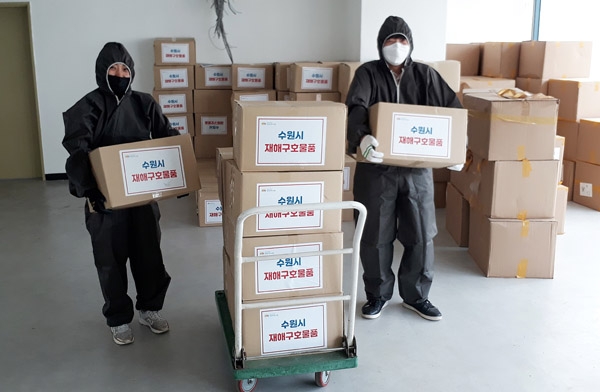 사진)수원지역자활센터 소속 직원들이 코로나19 자가격리자들을 위한 구호물품을 배송하고 있다.