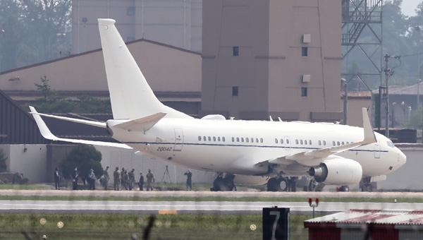 ▲ 스티븐 비건 미국 국무부 부장관 겸 대북특별대표가 탑승한 비행기가 7일 경기 오산공군기지에 착륙하고 있다.