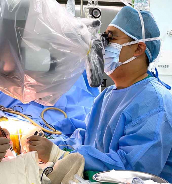 ▲ 차한규 순천향대 부천병원 성형외과 교수가 ‘림프관-정맥 문합술’을 시행하고 있다.