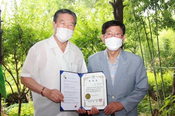 ▲ 김진오 회장(왼쪽)이 임우채 위원장에게 위촉장을 전달하고 있다.