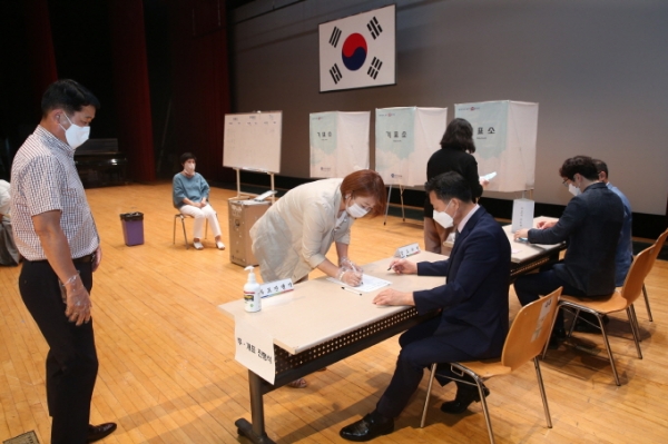 [사진설명]부천시 주민참여예산 시민위원회 위원이 임원진 선출을 위한 투표에 참여하고 있다