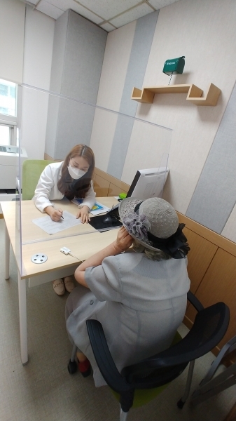 [사진설명]부천시치매안심센터에서 치매조기검진 관련 상담을 진행하는 모습