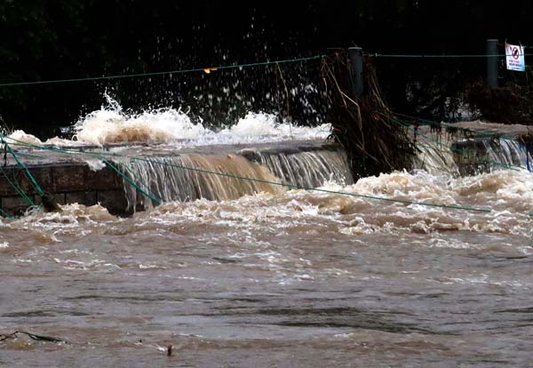 중부지방에 많은 비가 내린 9일 오전 경기 성남시 분당구 이매동 방아다리에서 본 탄천이 범람하여 둔치가 잠기고 흙탕물이 보행교에 부딪히며 물보라를 일으키고 있다.