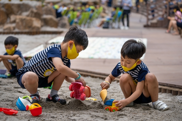 ▲ 안심할 수 있는 모래사장에서 놀고 있는 아이들