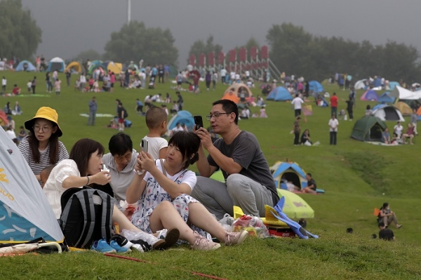 [사진설명]베이징의 한 공원으로 마스크 착용없이 가족단위로 야외 나들이나온 모습