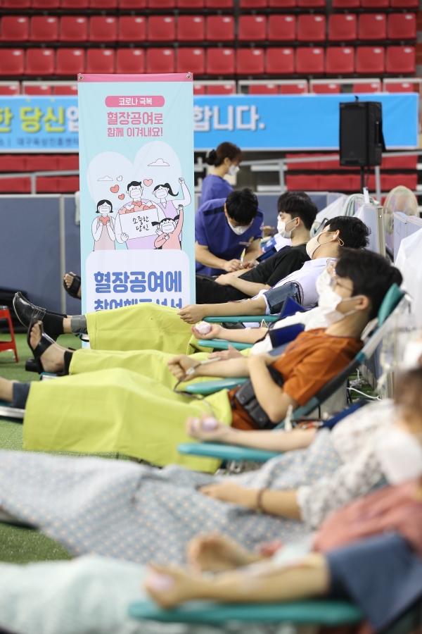지난 4일 오후 신천지교회가 대구육상진흥센터에서 혈장공여를하고있다.