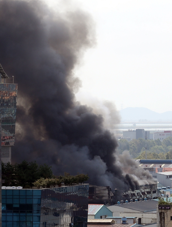 14일 오전 인천시 남동구 고잔동의 화장품 제조공장에서 화재가 발생하여 검은 연기가 하늘로 치솟고 있다.