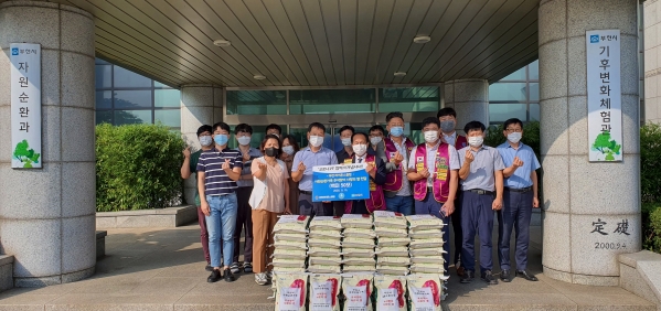 ▲지난 15일 부천라이온스클럽에서 자원순환가족의 코로나19 극복을 위한 사랑의 쌀 50포를 전달했다