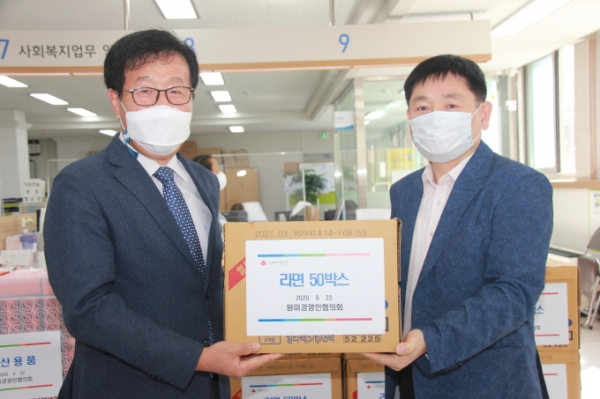 ▲ (왼쪽부터)박영태 원미경영인협의회 회장이 이형노 부천동 책임동장에게 물품을 전달하고있다.