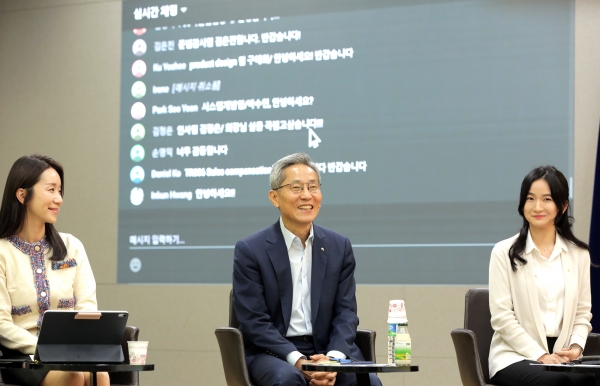 [사진설명]23일 개최된 KB금융 윤종규 회장과 푸르덴셜생명 직원들의 타운홀미팅