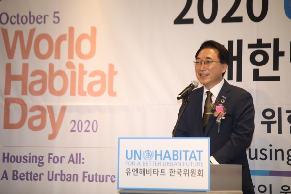 [사진설명]박수현 회장이 2020 UN 세계 주거의 날 대한민국 특별 기념식에서 기념사를 건네고 있다.