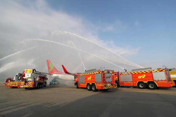 6일 인천국제공항 제1여객터미널 계류장에서 열린‘2020 국가 대테러 종합훈련’에서 인천소방본부가 화재 진압 시연을 하고 있다.