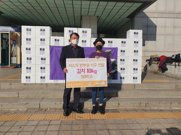 [사진설명]저소득 한부모 가구를 위한 김치 전달식에 참여한 권운희 복지정책과장(왼쪽)과 아리스 부천 안숙현 총무(오른쪽)