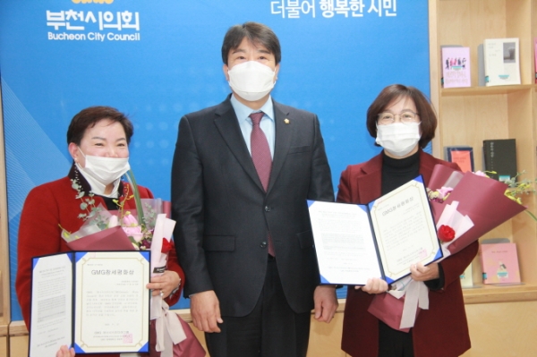 ▲ (오른쪽부터)구점자시의원,강병일 의장,송혜숙 시의원이 기념사진 찍고있다.