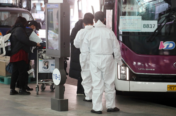 수도권 5인 이상 집합금지를 하루 앞둔 22일 오후 인천국제공항 제1터미널 입국장에서 해외 입국자들이 버스를 타고 있다.