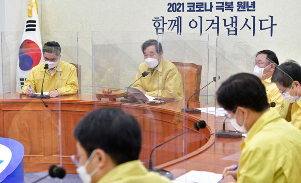 ▲ 더불어민주당 이낙연 대표가 15일 오전 서울 여의도 국회에서 열린 최고위원회의에서 발언하고 있다.