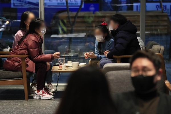 ▲ 다중이용시설에 대한 집합금지·운영제한이 완화된 19일 오후 서울 마포구 홍익대학교 인근의 한 프렌차이즈형 카페에서 마스크를 착용한 시민들이 커피를 마시고 있다.