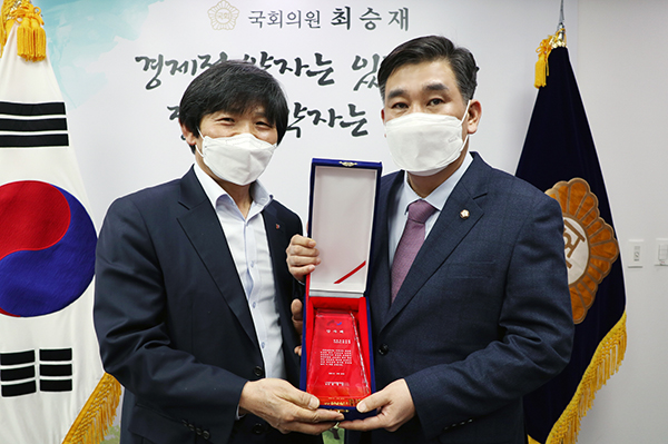 ▲ 왼쪽부터 (사)한국토종닭협회 문정진 회장, 최승재 국회의원