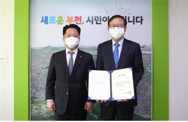 장덕천 시장(좌측)과 김동호 사장(우측) 임명장 수여 기념 사진