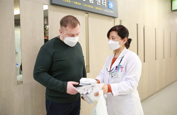 순천향대 부천병원 의료 코디네이터가 외국인 환자의 진료를 돕고 있다.