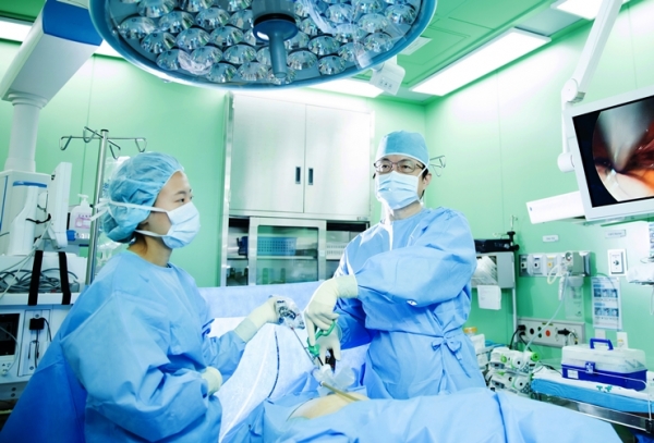 가톨릭대 인천성모병원 산부인과 김용욱 교수가 단일공 복강경수술을 진행하고 있다